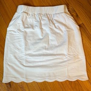 New Adorable white skort with scalloped hem and pockets.